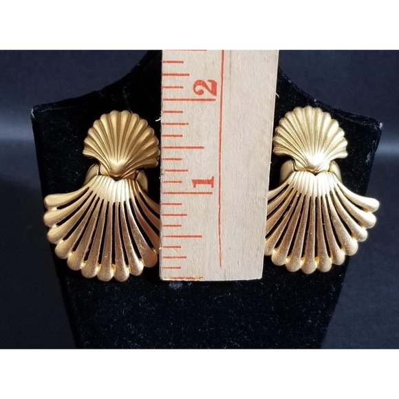 ANNE KLEIN COUTURE Jewelry, Vintage Signed Matte Gold Fan Scallop Shell Earrings - Picture 2 of 7